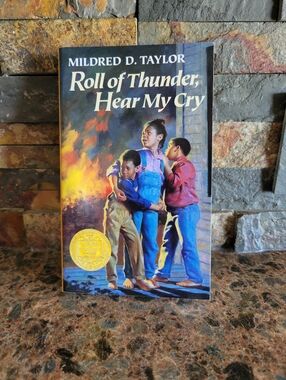 Roll of Thunder Hear My Cry Mildred D Taylor Puffin Paperback Newbery‎ Medal NEW